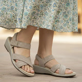 Holly – Elegância Quente em Taupe Suave