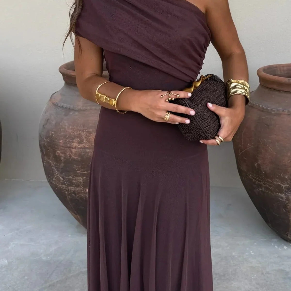 Vestido de verão feminino plissado, ombro único, em tecido leve, design assimétrico, ideal para os dias de verão.