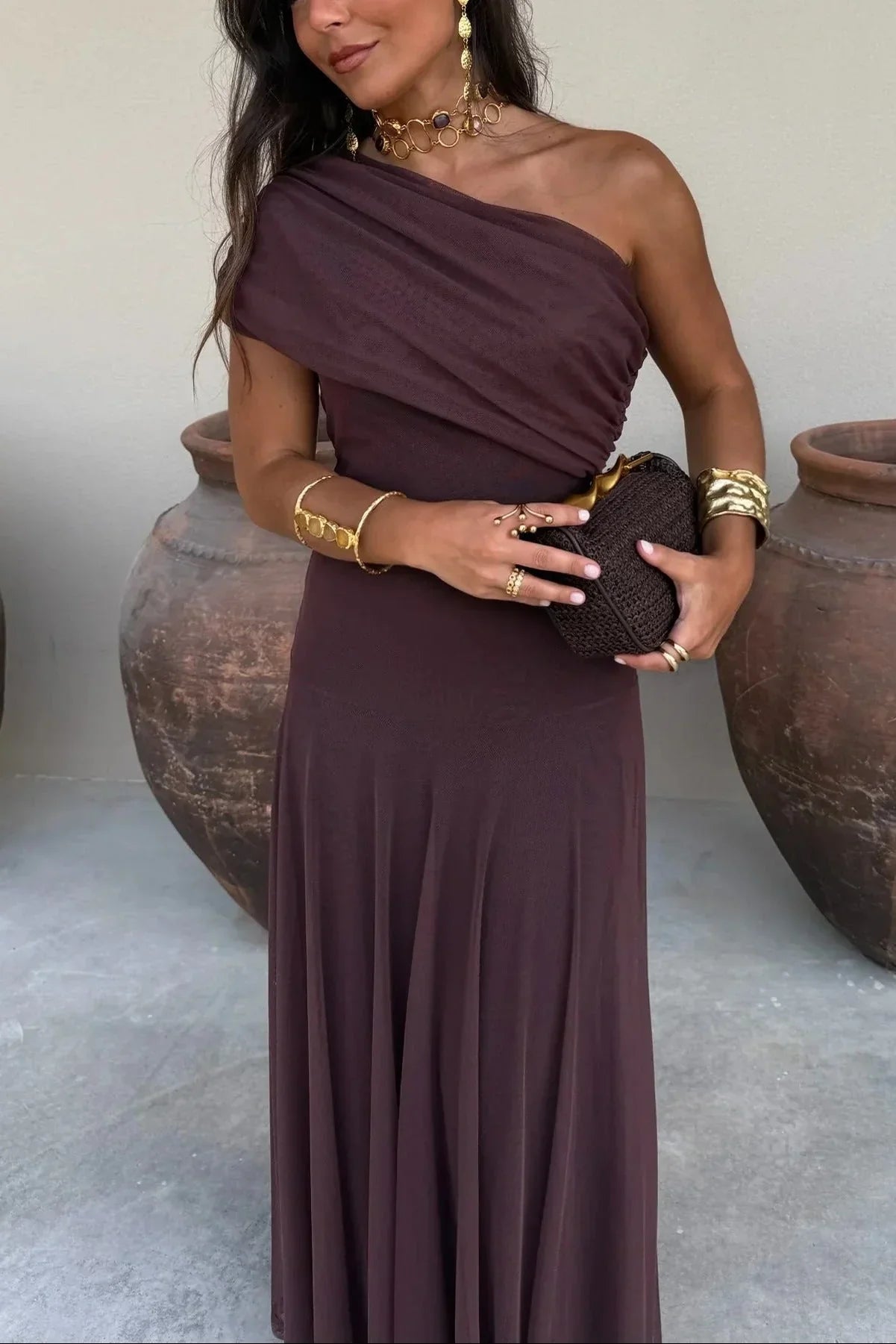 Vestido de verão feminino plissado, ombro único, em tecido leve, design assimétrico, ideal para os dias de verão.