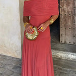Vestido de verão feminino plissado, ombro único, em poliéster leve com design fluido e elegante, perfeito para os dias de verão…