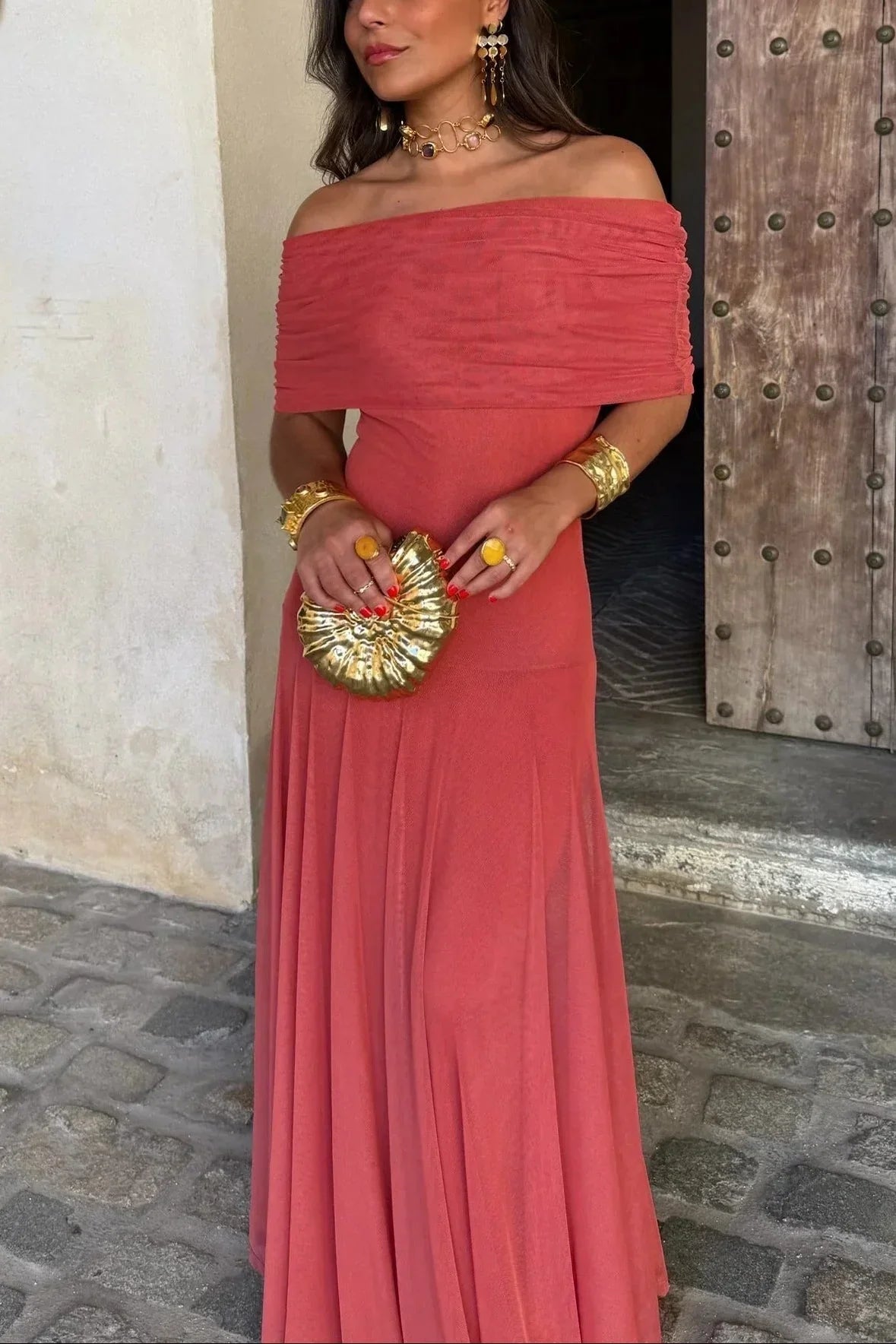 Vestido de verão feminino plissado, ombro único, em poliéster leve com design fluido e elegante, perfeito para os dias de verão…