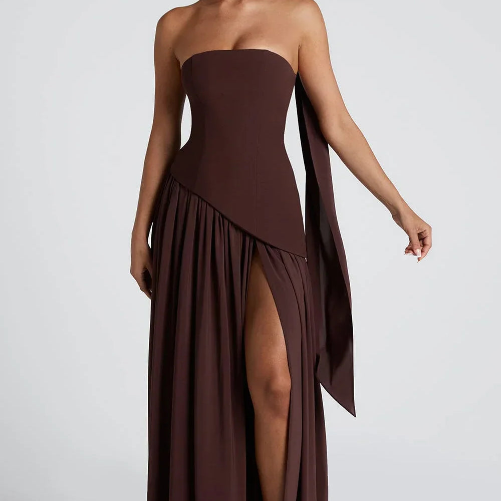 Vestido longo feminino em algodão, decote redondo, design elegante com fenda lateral para mais movimento e conforto.