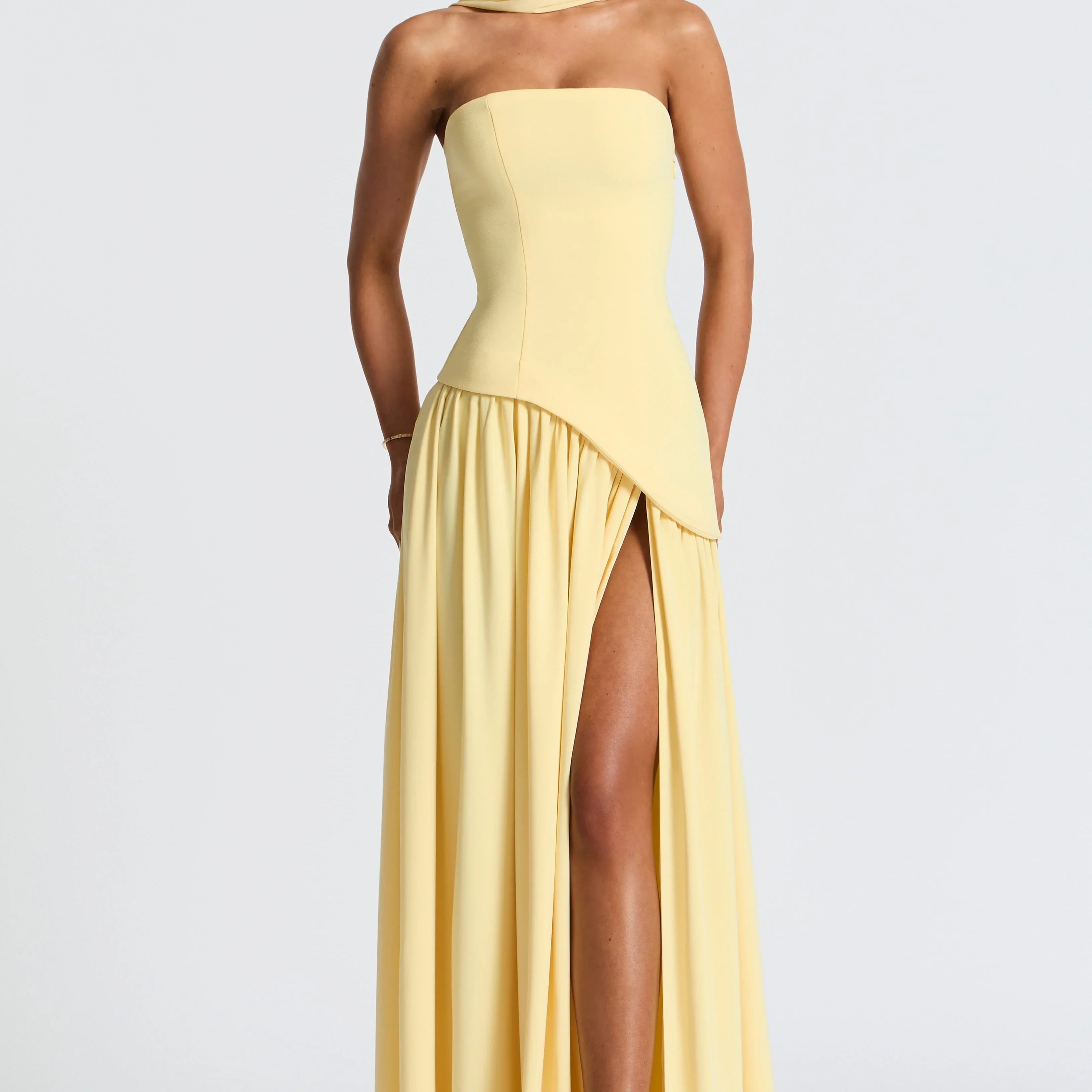Vestido longo feminino em algodão com decote redondo e fenda elegante lateral para um estilo descontraído.