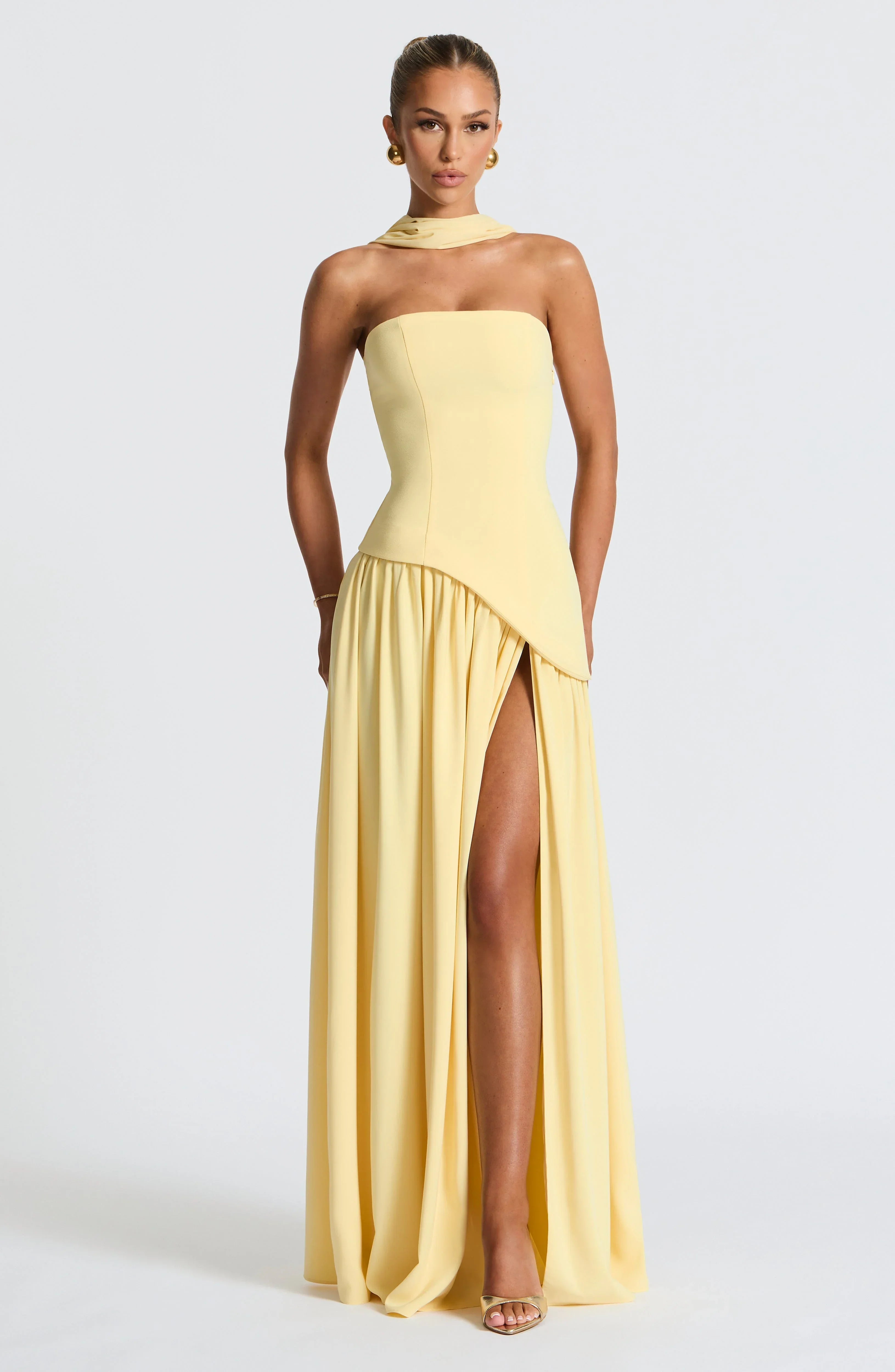 Vestido longo feminino em algodão com decote redondo e fenda elegante lateral para um estilo descontraído.