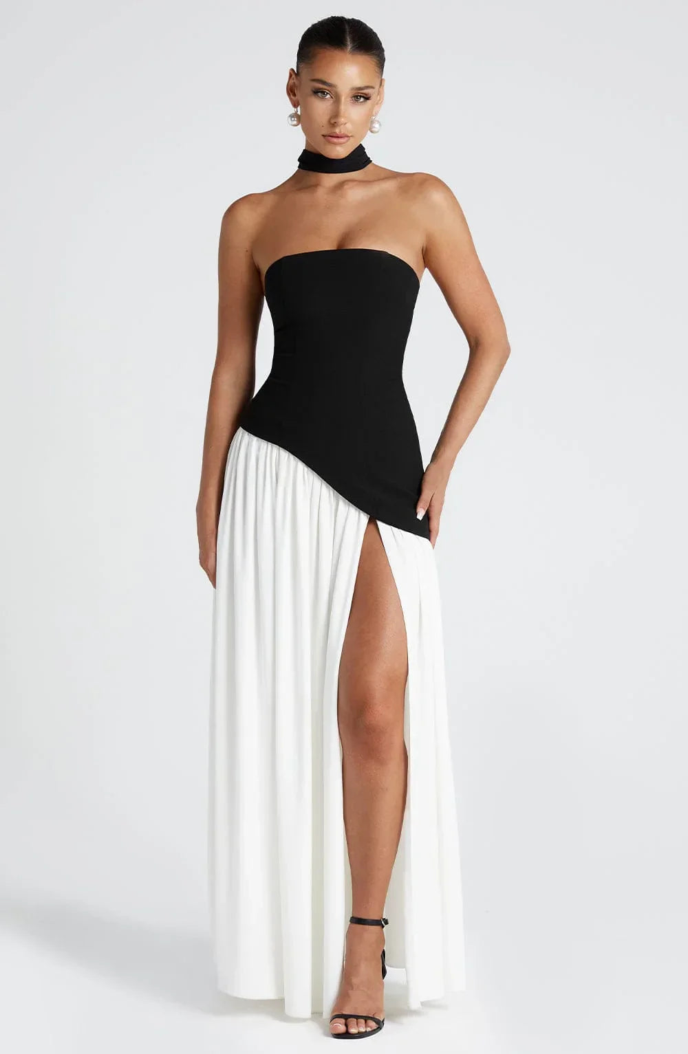 Vestido longo em jersey com decote redondo e fenda lateral para um look fluido e elegante, ideal para ocasiões especiais…